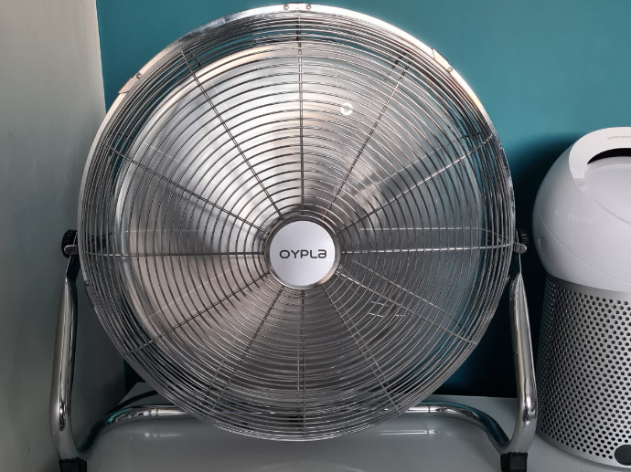 Floor fan used for indoor cycling